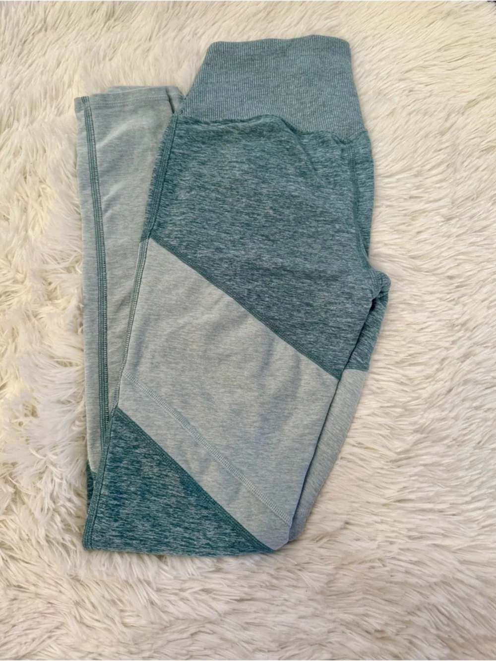ALO Yoga Heathered Sage Green Leggings - Picture 4 of 6